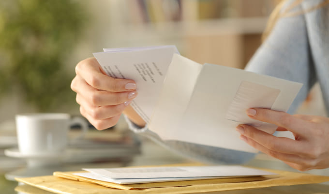 通知を確認している写真