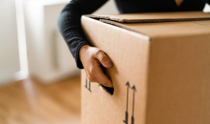 荷物を運んでいる写真