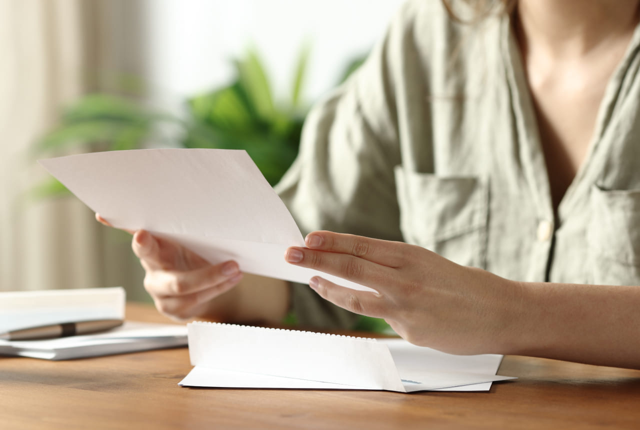 紙を眺めている写真