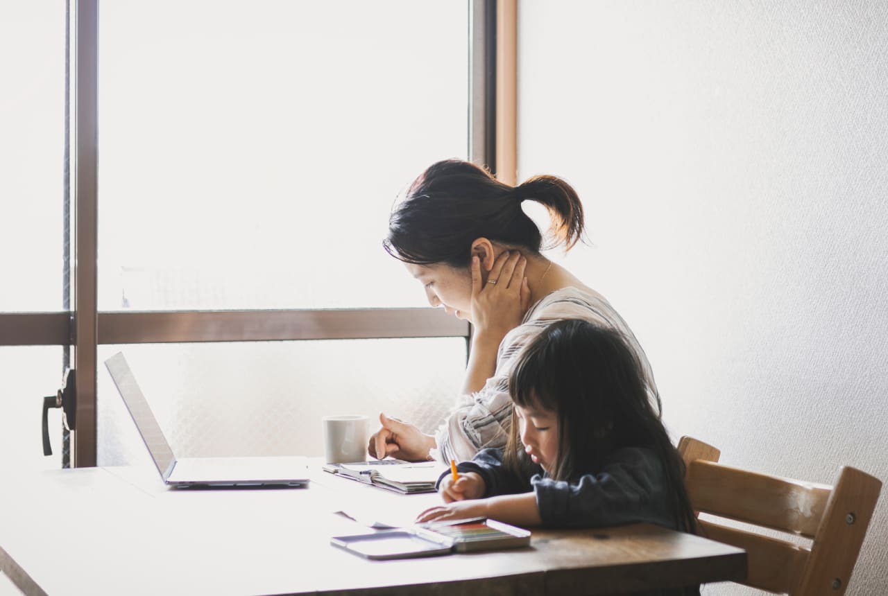 パソコンで作業をしている女性の写真